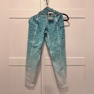 Costa leggings. 2 pockets. 1 zip pocket and 1 open side pocket with logo.